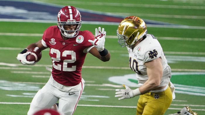 Alabama's Najee Harris runs vs. Notre Dame